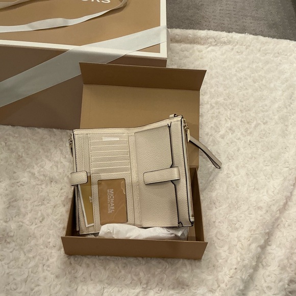 NWT Michael Kors Wristlet/Wallet - Picture 4 of 9